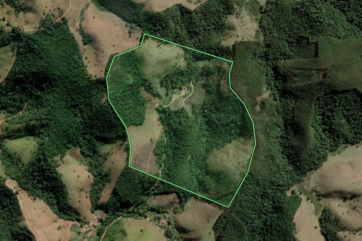 Imagem de satélite do imóvel rural em Paraibuna (SP), com o contorno declarado no CAR desenhado por cima.