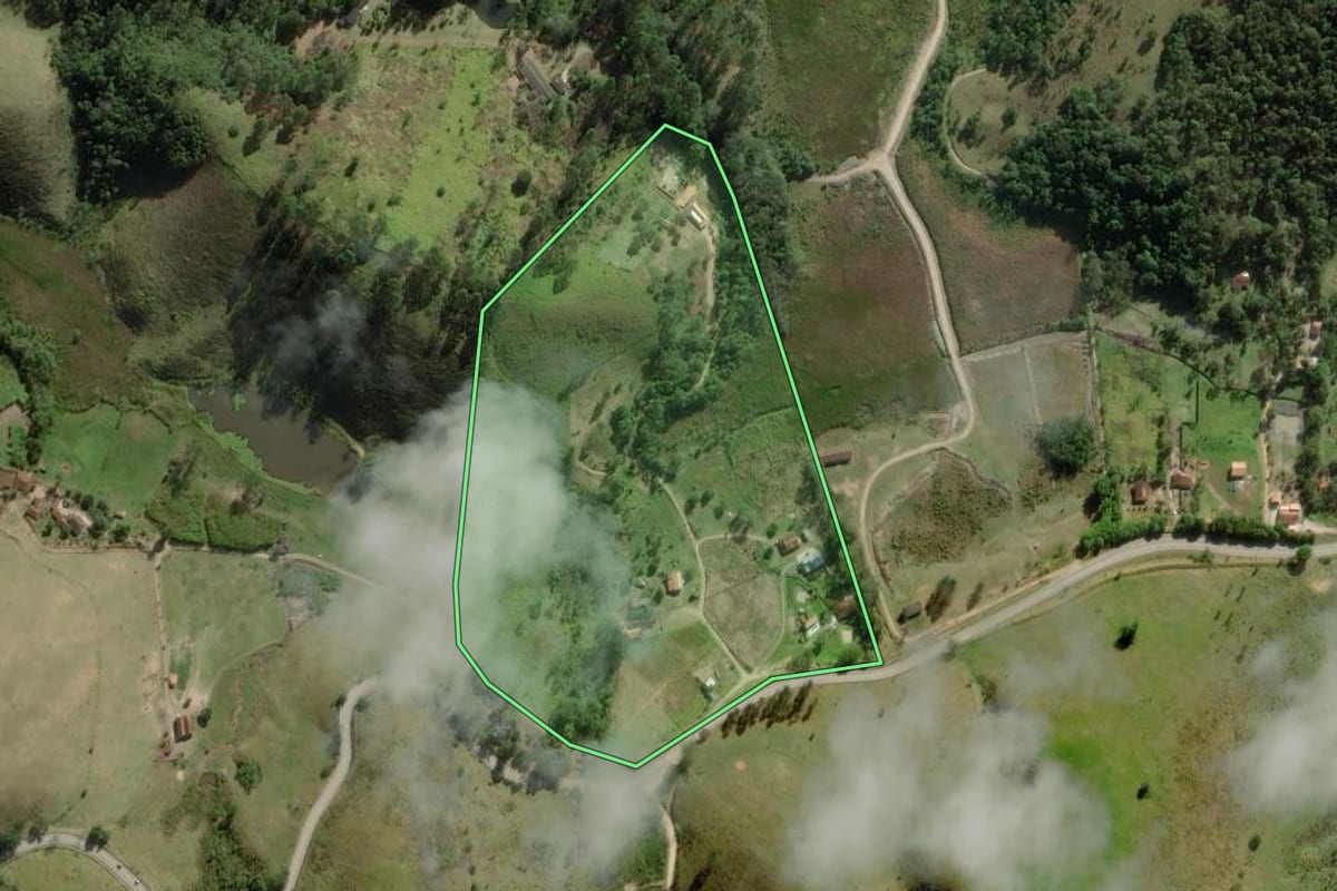Imagem de satélite do imóvel rural em Paraibuna (SP), com o contorno declarado no CAR desenhado por cima.