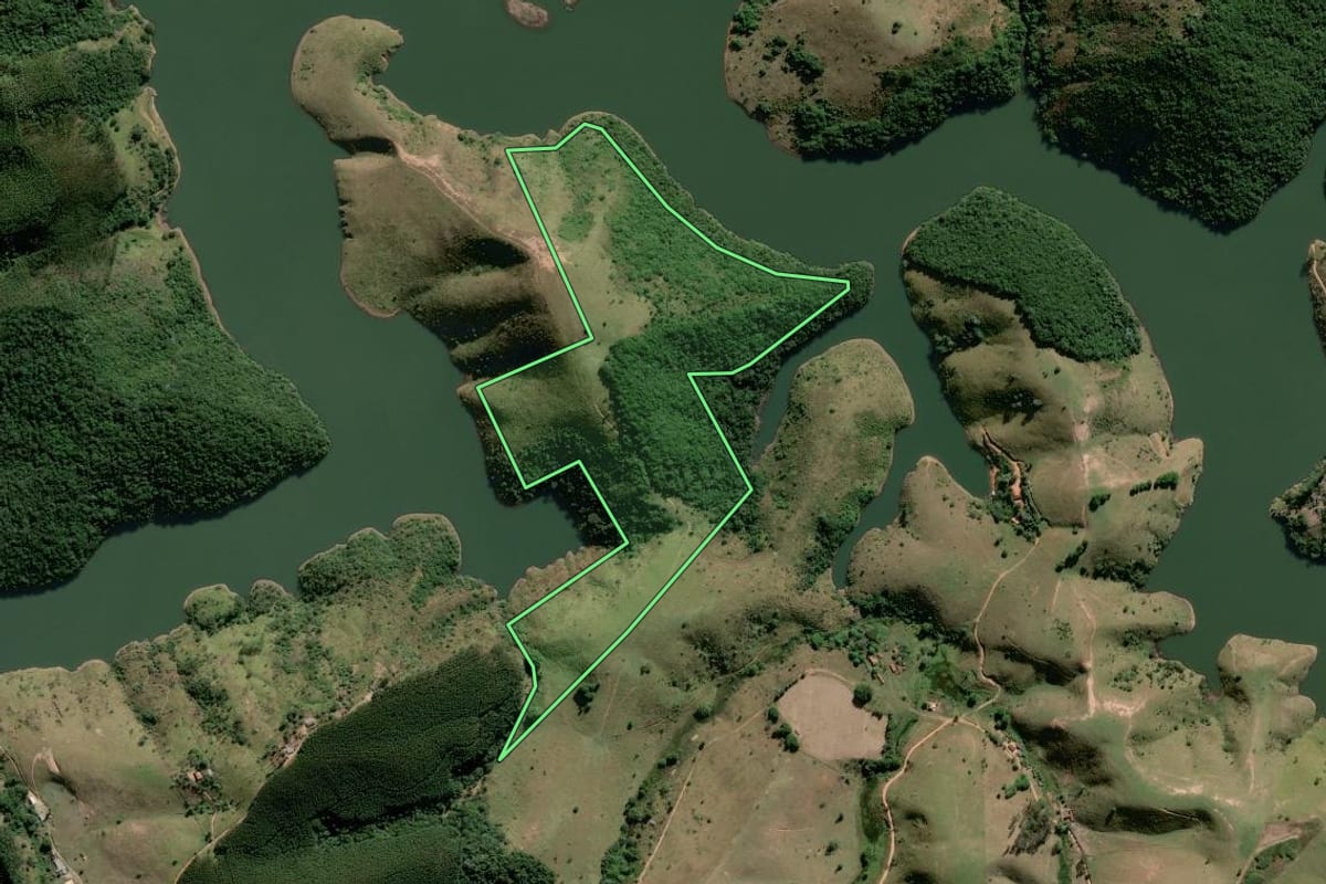 Imagem de satélite do imóvel rural em Paraibuna (SP), com o contorno declarado no CAR desenhado por cima.