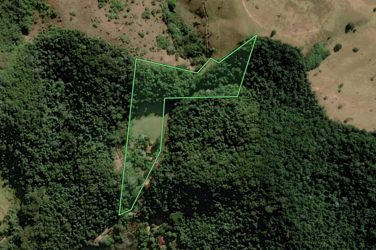 Imagem de satélite do imóvel rural em Paraibuna (SP), com o contorno declarado no CAR desenhado por cima.