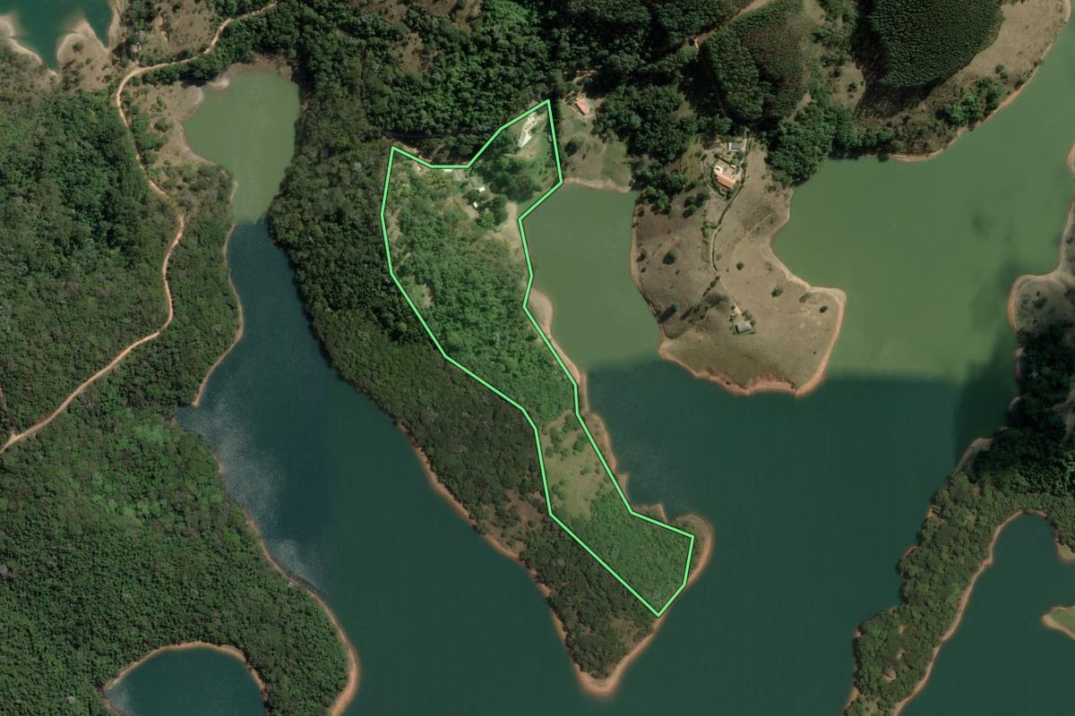 Imagem de satélite do imóvel rural em Paraibuna (SP), com o contorno declarado no CAR desenhado por cima.