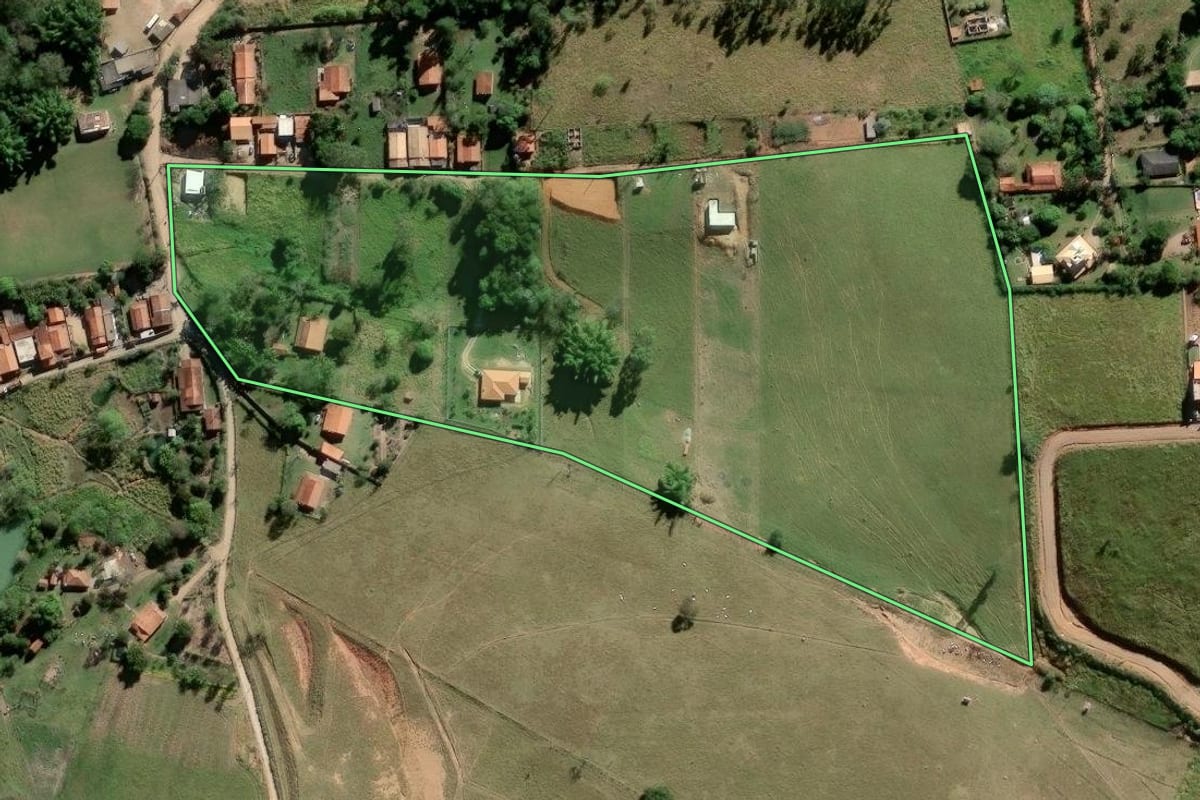 Imagem de satélite do imóvel rural em Paraibuna (SP), com o contorno declarado no CAR desenhado por cima.
