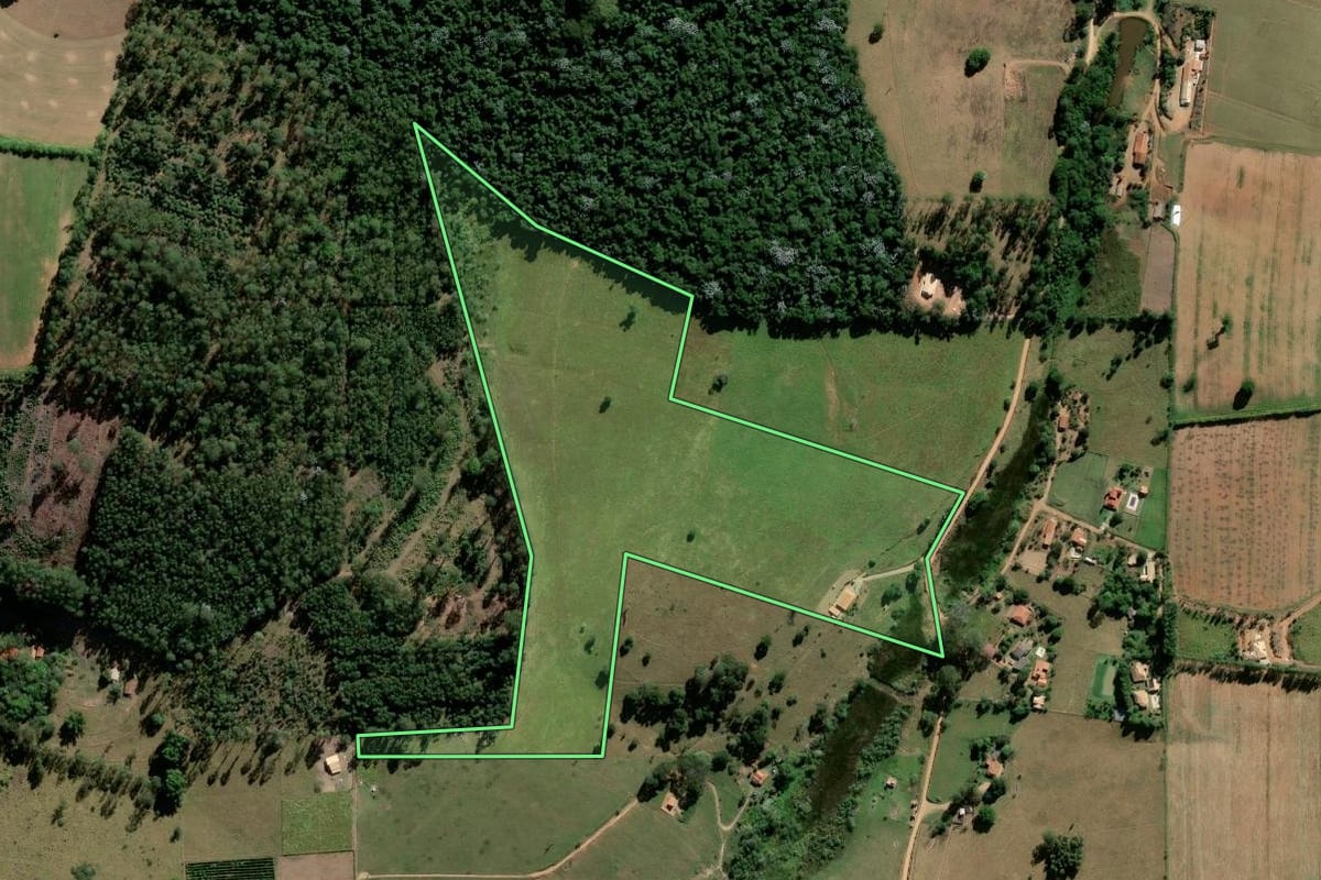 Imagem de satélite do imóvel rural em Paraibuna (SP), com o contorno declarado no CAR desenhado por cima.