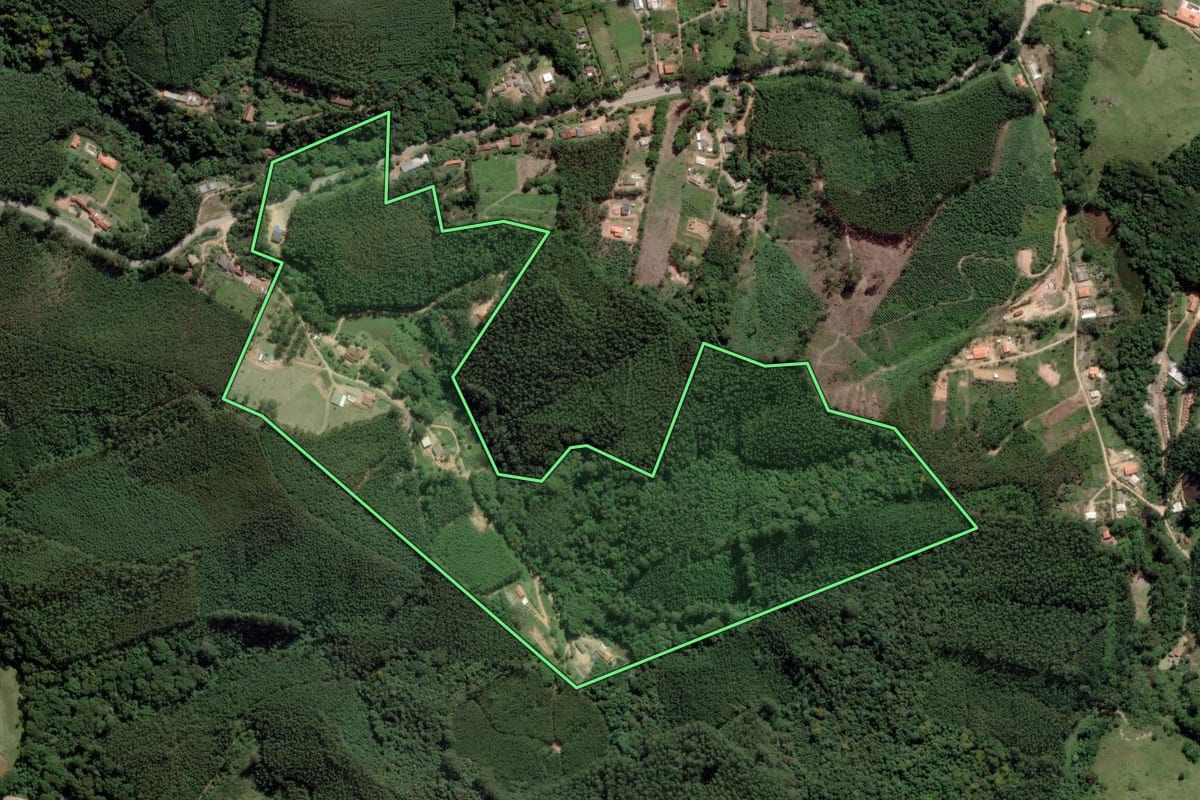 Imagem de satélite do imóvel rural em Paraibuna (SP), com o contorno declarado no CAR desenhado por cima.