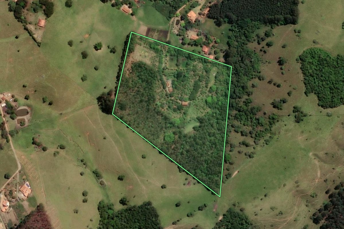 Imagem de satélite do imóvel rural em Paraibuna (SP), com o contorno declarado no CAR desenhado por cima.
