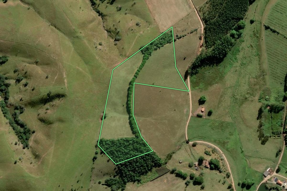 Imagem de satélite do imóvel rural em Paraibuna (SP), com o contorno declarado no CAR desenhado por cima.