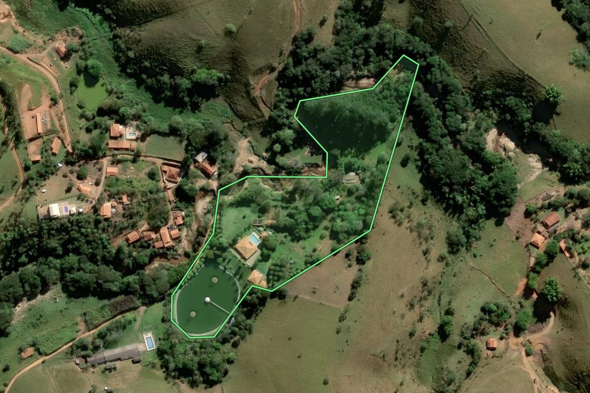 Imagem de satélite do imóvel rural em Paraibuna (SP), com o contorno declarado no CAR desenhado por cima.