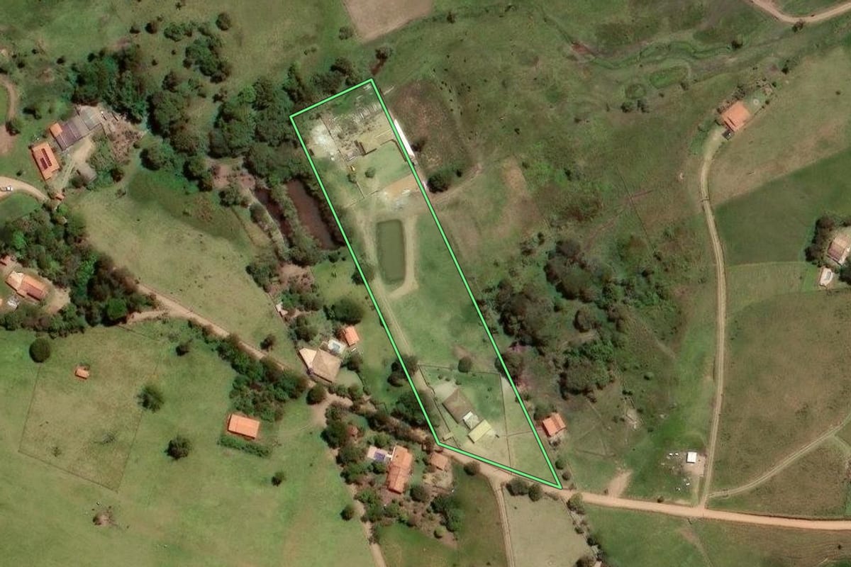 Imagem de satélite do imóvel rural em Paraibuna (SP), com o contorno declarado no CAR desenhado por cima.