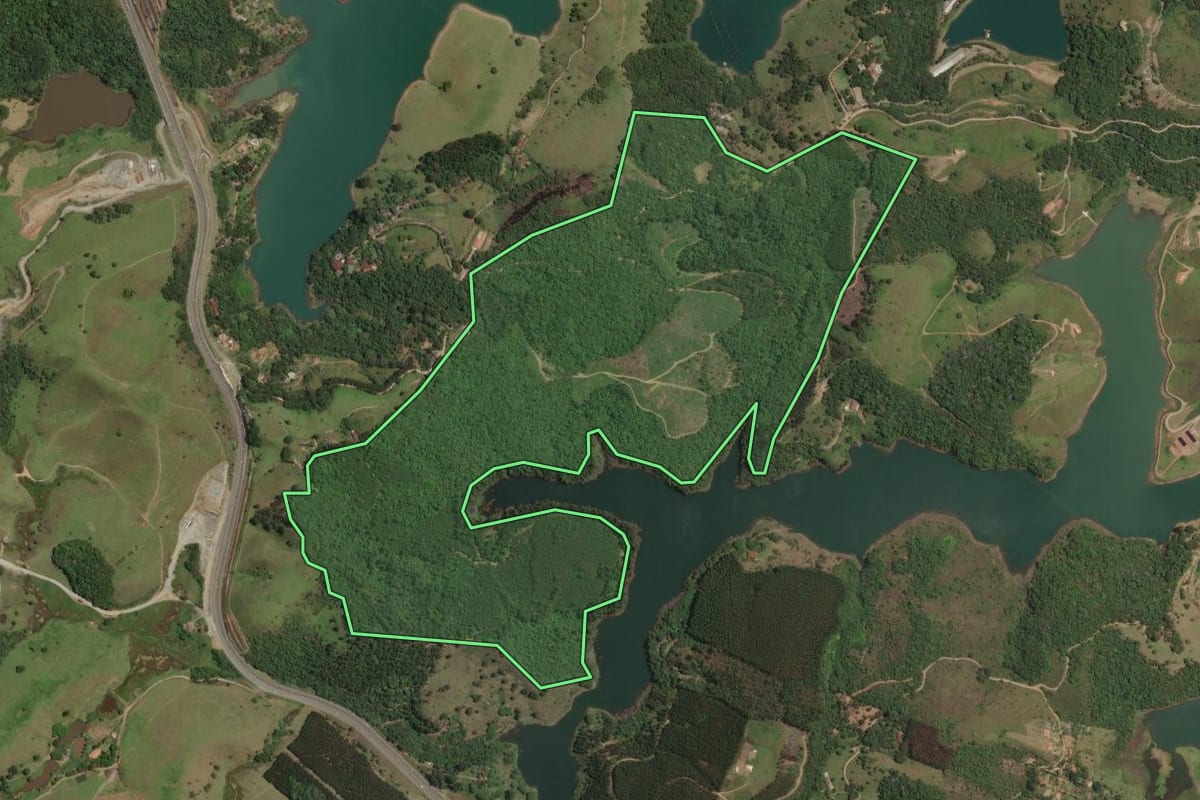 Imagem de satélite do imóvel rural em Paraibuna (SP), com o contorno declarado no CAR desenhado por cima.