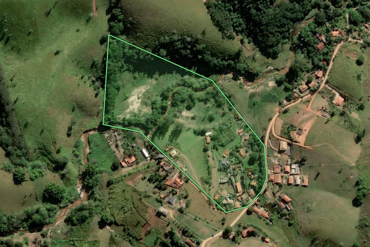 Imagem de satélite do imóvel rural em Paraibuna (SP), com o contorno declarado no CAR desenhado por cima.