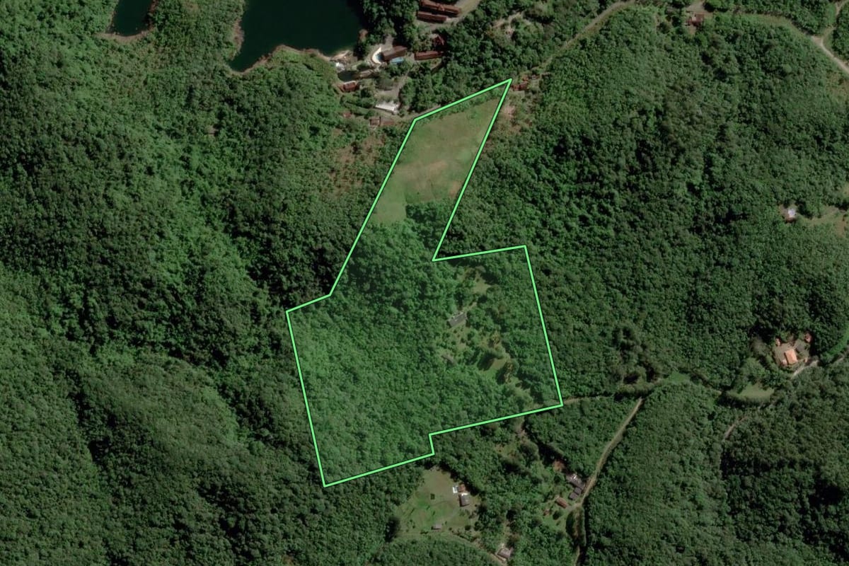 Imagem de satélite do imóvel rural em Paraibuna (SP), com o contorno declarado no CAR desenhado por cima.