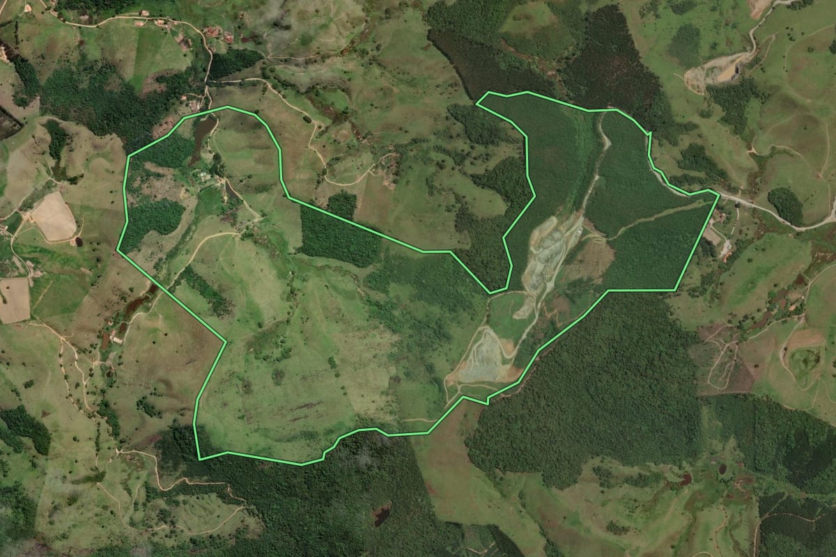 Imagem de satélite do imóvel rural em Paraibuna (SP), com o contorno declarado no CAR desenhado por cima.