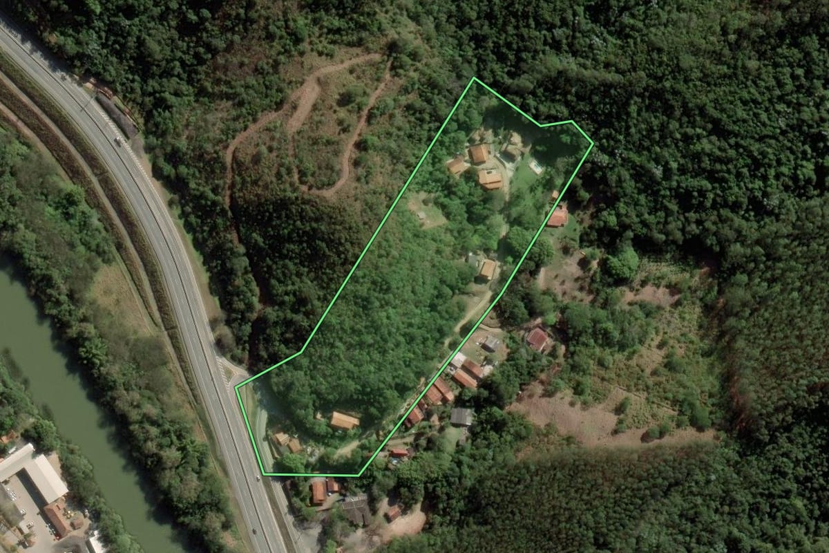 Imagem de satélite do imóvel rural em Paraibuna (SP), com o contorno declarado no CAR desenhado por cima.