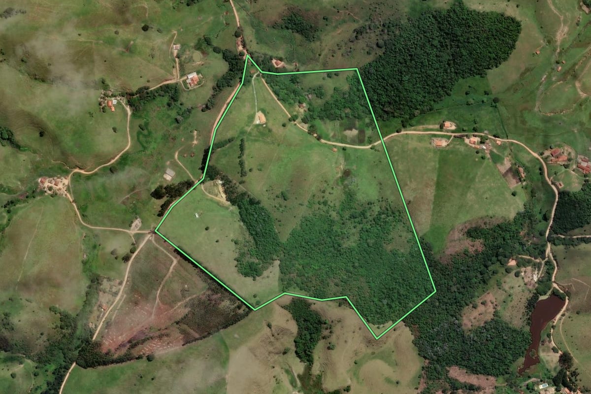 Imagem de satélite do imóvel rural em Paraibuna (SP), com o contorno declarado no CAR desenhado por cima.
