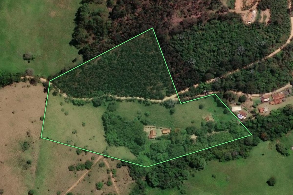 Imagem de satélite do imóvel rural em Paraibuna (SP), com o contorno declarado no CAR desenhado por cima.