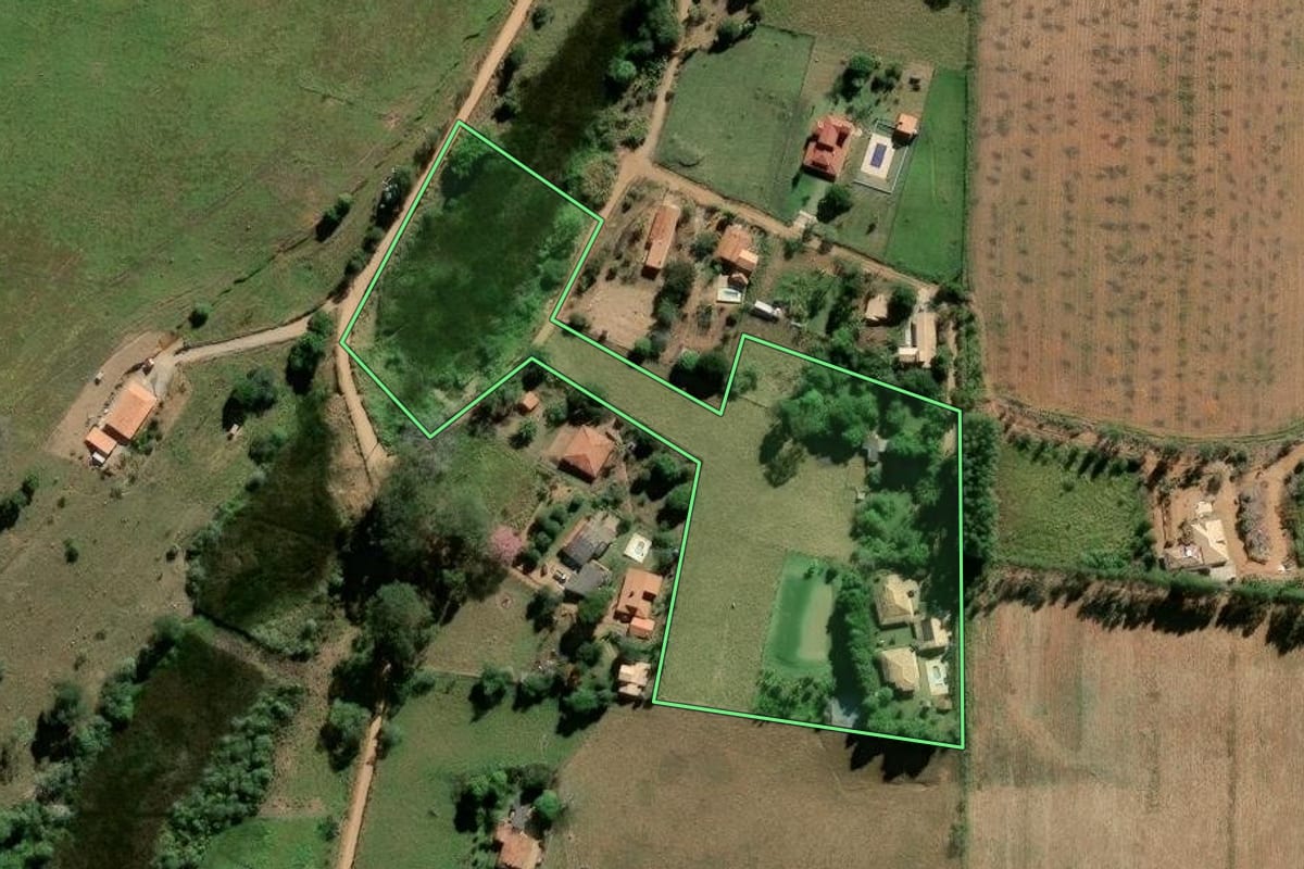 Imagem de satélite do imóvel rural em Paraibuna (SP), com o contorno declarado no CAR desenhado por cima.