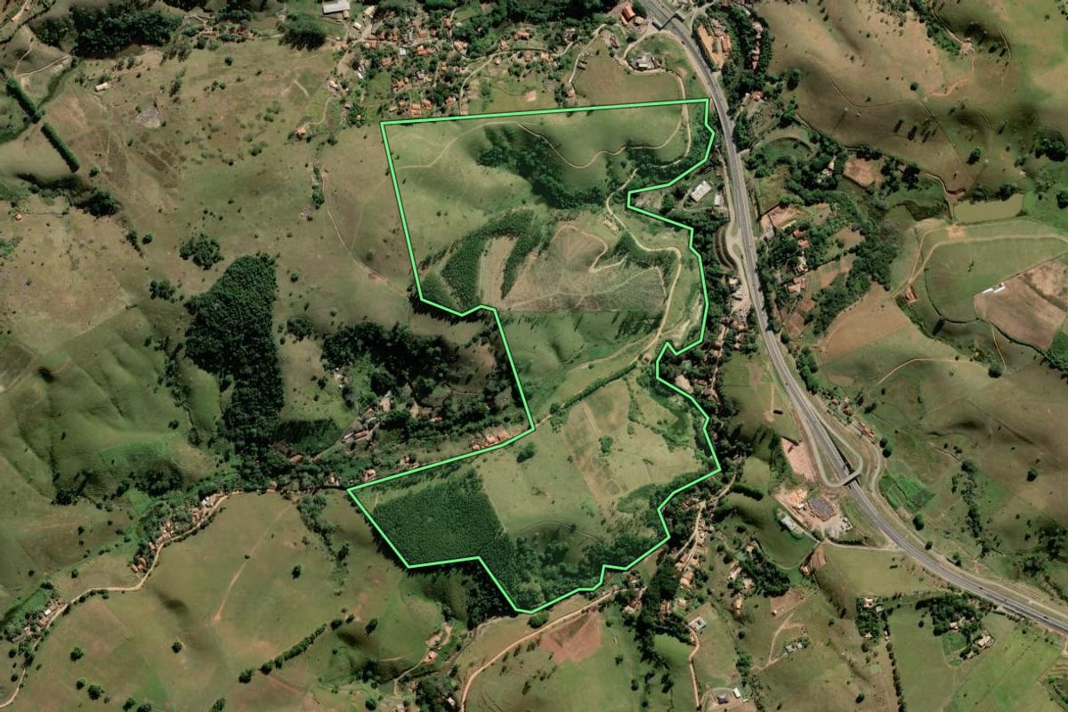 Imagem de satélite do imóvel rural em Paraibuna (SP), com o contorno declarado no CAR desenhado por cima.