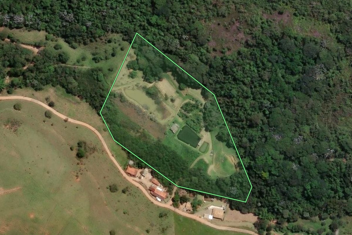 Imagem de satélite do imóvel rural em Paraibuna (SP), com o contorno declarado no CAR desenhado por cima.