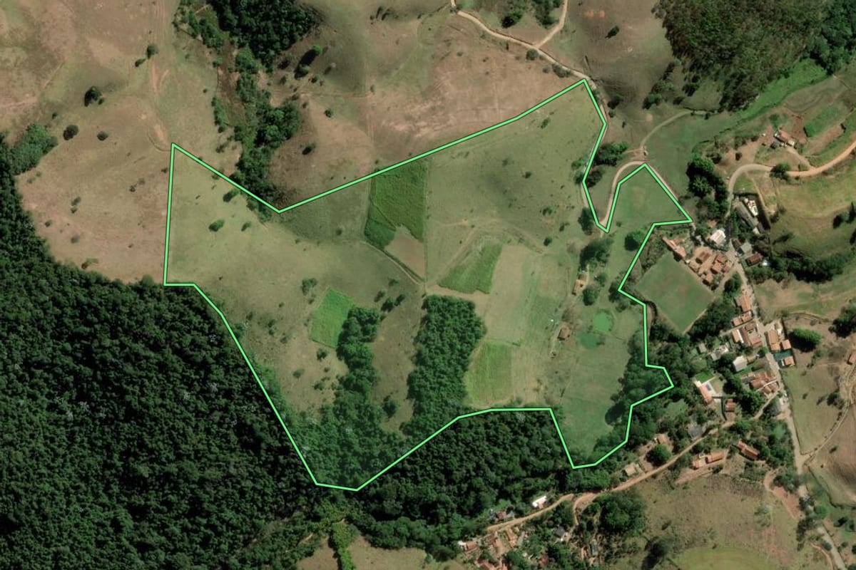 Imagem de satélite do imóvel rural em Paraibuna (SP), com o contorno declarado no CAR desenhado por cima.