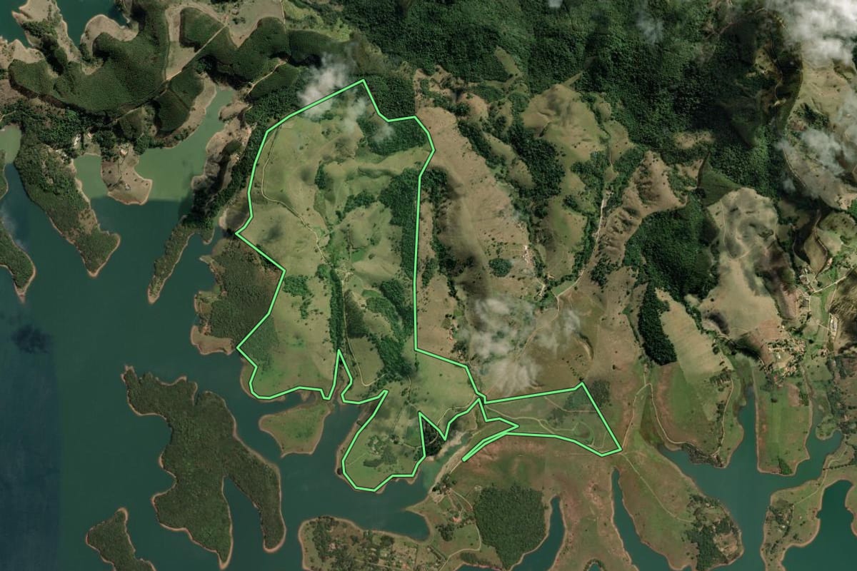 Imagem de satélite do imóvel rural em Paraibuna (SP), com o contorno declarado no CAR desenhado por cima.