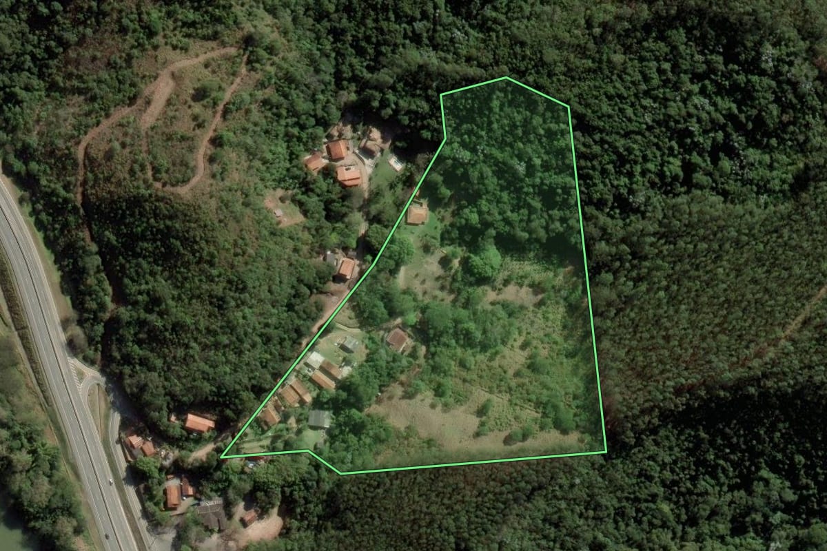 Imagem de satélite do imóvel rural em Paraibuna (SP), com o contorno declarado no CAR desenhado por cima.