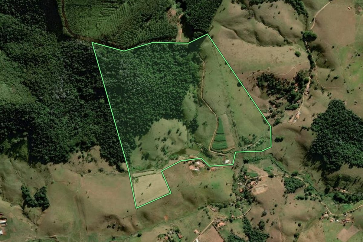 Imagem de satélite do imóvel rural em Paraibuna (SP), com o contorno declarado no CAR desenhado por cima.