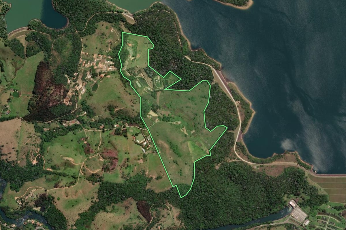 Imagem de satélite do imóvel rural em Paraibuna (SP), com o contorno declarado no CAR desenhado por cima.