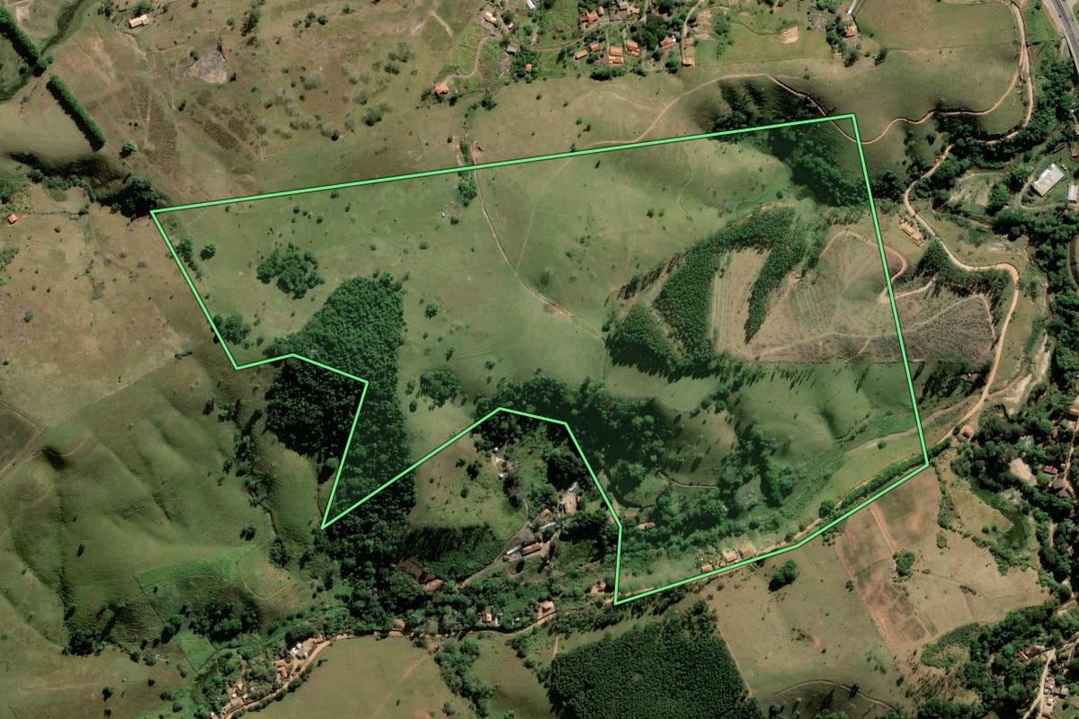 Imagem de satélite do imóvel rural em Paraibuna (SP), com o contorno declarado no CAR desenhado por cima.