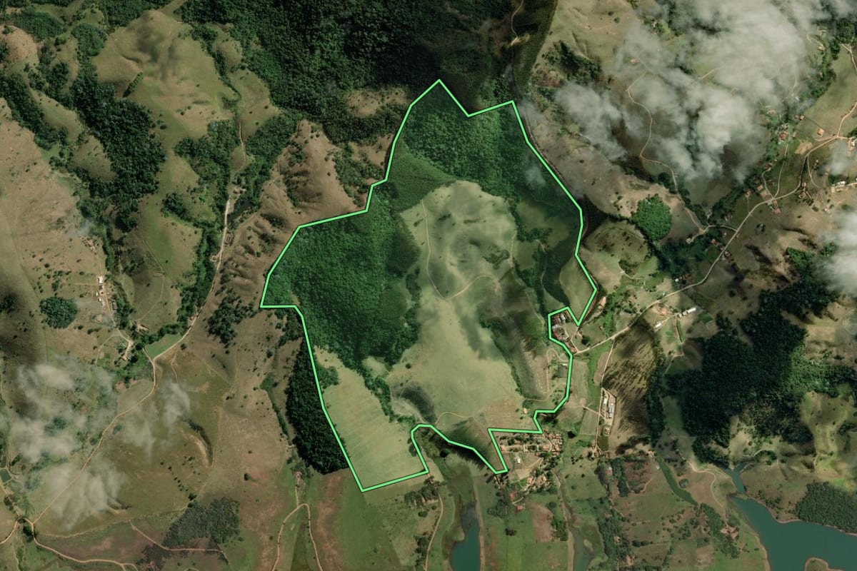 Imagem de satélite do imóvel rural em Paraibuna (SP), com o contorno declarado no CAR desenhado por cima.