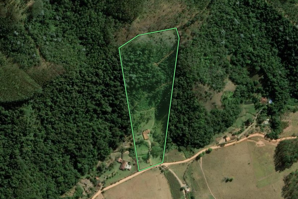 Imagem de satélite do imóvel rural em Paraibuna (SP), com o contorno declarado no CAR desenhado por cima.