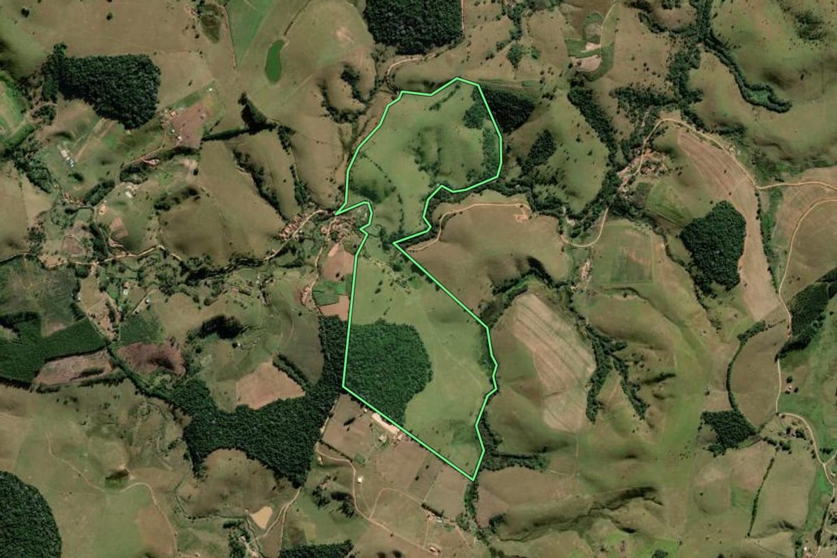 Imagem de satélite do imóvel rural em Paraibuna (SP), com o contorno declarado no CAR desenhado por cima.