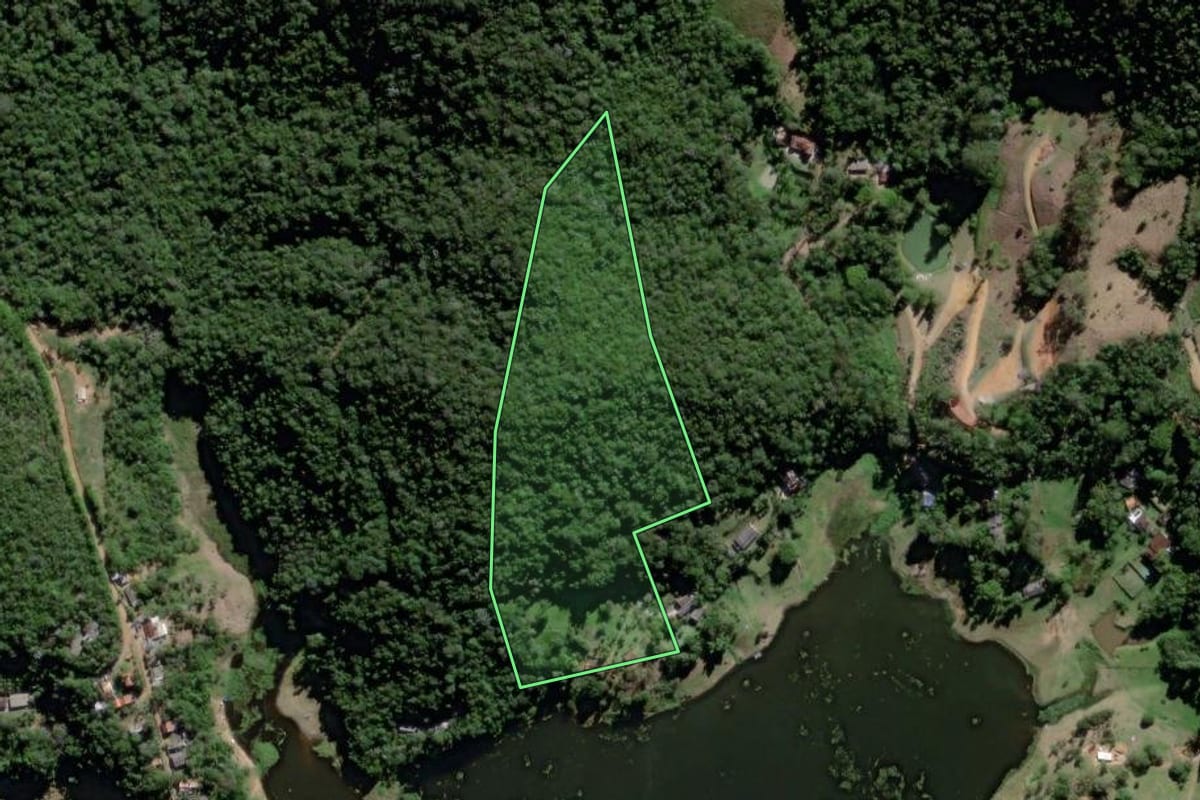 Imagem de satélite do imóvel rural em Paraibuna (SP), com o contorno declarado no CAR desenhado por cima.
