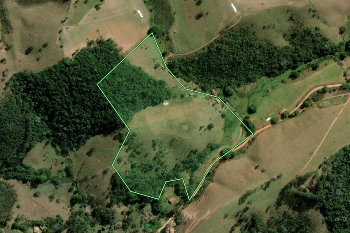 Imagem de satélite do imóvel rural em Paraibuna (SP), com o contorno declarado no CAR desenhado por cima.