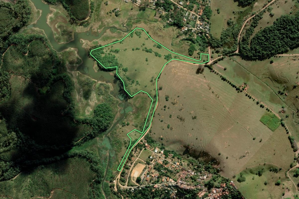 Imagem de satélite do imóvel rural em Paraibuna (SP), com o contorno declarado no CAR desenhado por cima.