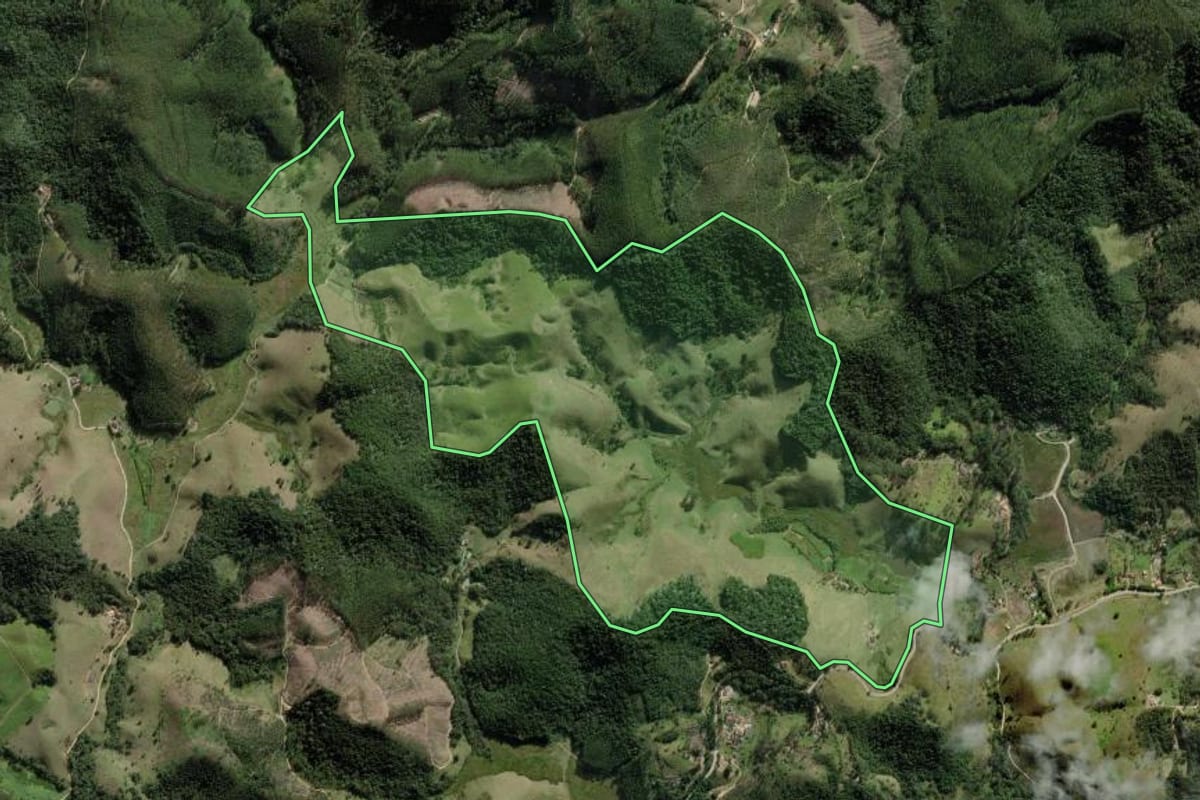 Imagem de satélite do imóvel rural em Paraibuna (SP), com o contorno declarado no CAR desenhado por cima.