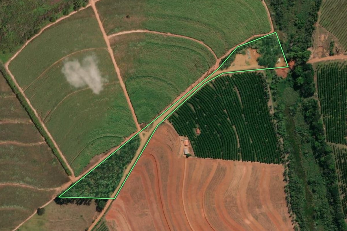 Imagem de satélite do imóvel rural em Paraíso (SP), com o contorno declarado no CAR desenhado por cima.