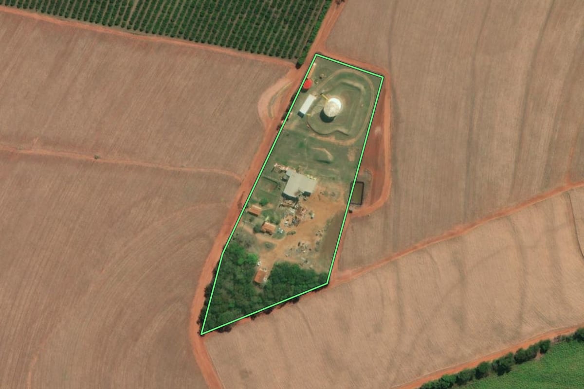 Imagem de satélite do imóvel rural em Paraíso (SP), com o contorno declarado no CAR desenhado por cima.