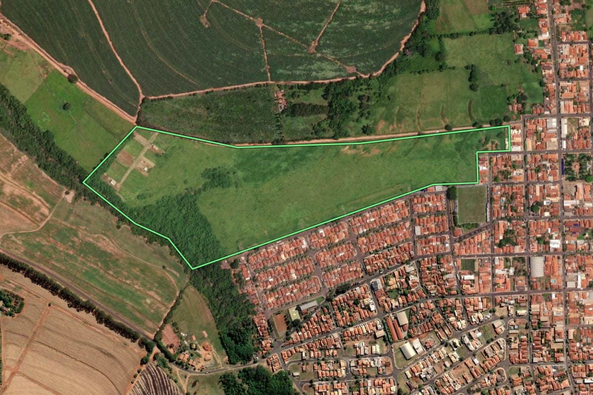 Imagem de satélite do imóvel rural em Paraíso (SP), com o contorno declarado no CAR desenhado por cima.