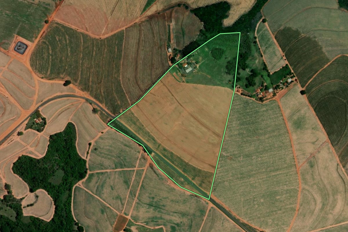Imagem de satélite do imóvel rural em Paraíso (SP), com o contorno declarado no CAR desenhado por cima.