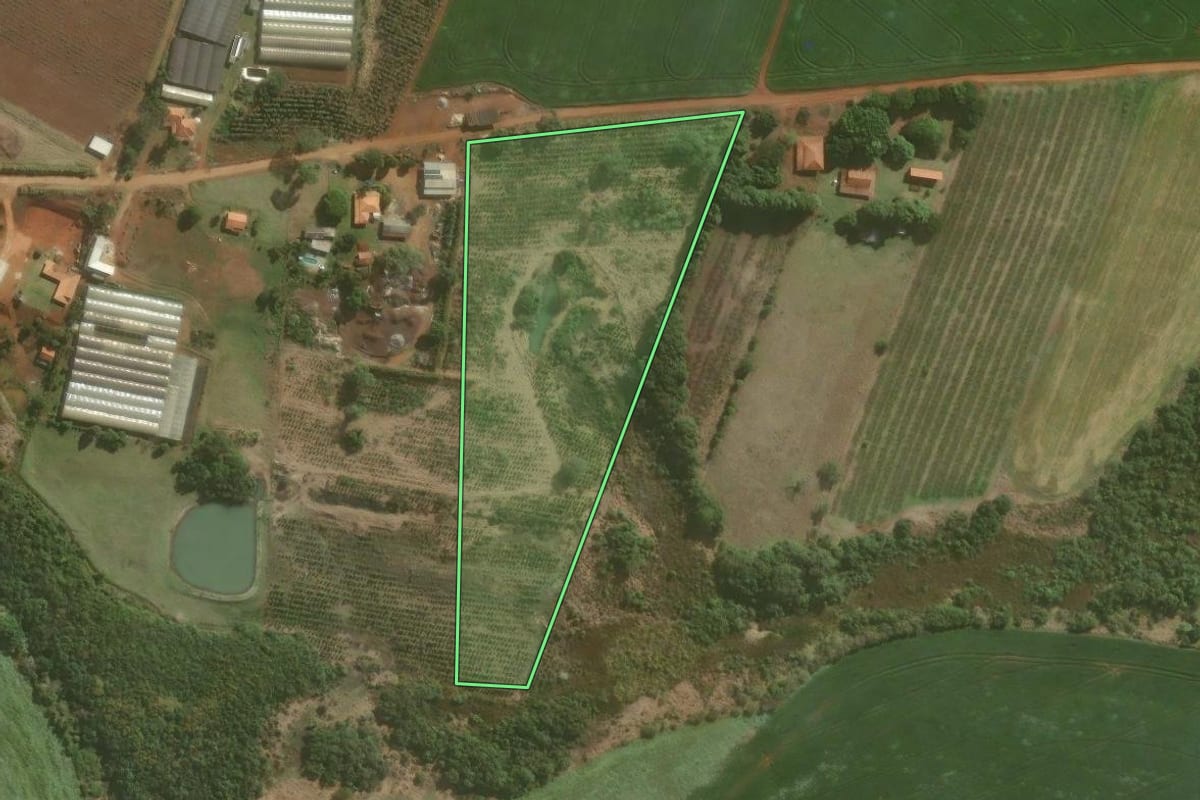 Imagem de satélite do imóvel rural em Paranapanema (SP), com o contorno declarado no CAR desenhado por cima.
