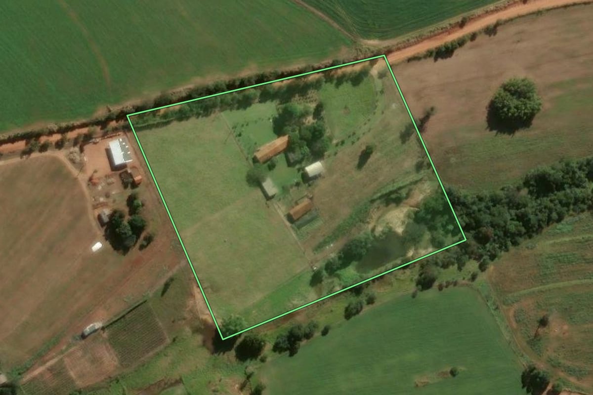 Imagem de satélite do imóvel rural em Paranapanema (SP), com o contorno declarado no CAR desenhado por cima.