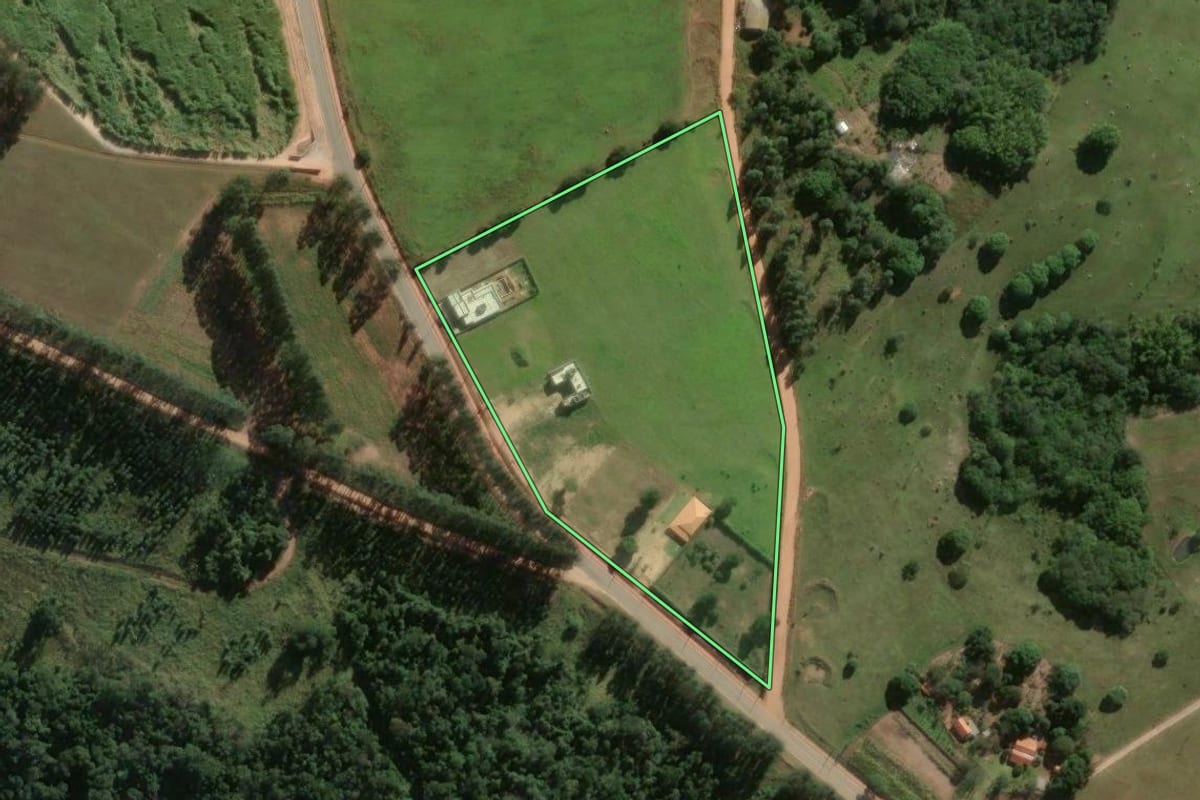 Imagem de satélite do imóvel rural em Paranapanema (SP), com o contorno declarado no CAR desenhado por cima.