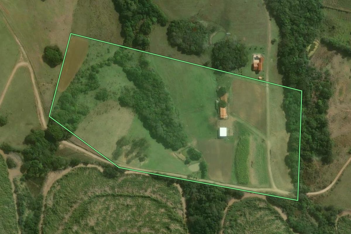 Imagem de satélite do imóvel rural em Paranapanema (SP), com o contorno declarado no CAR desenhado por cima.