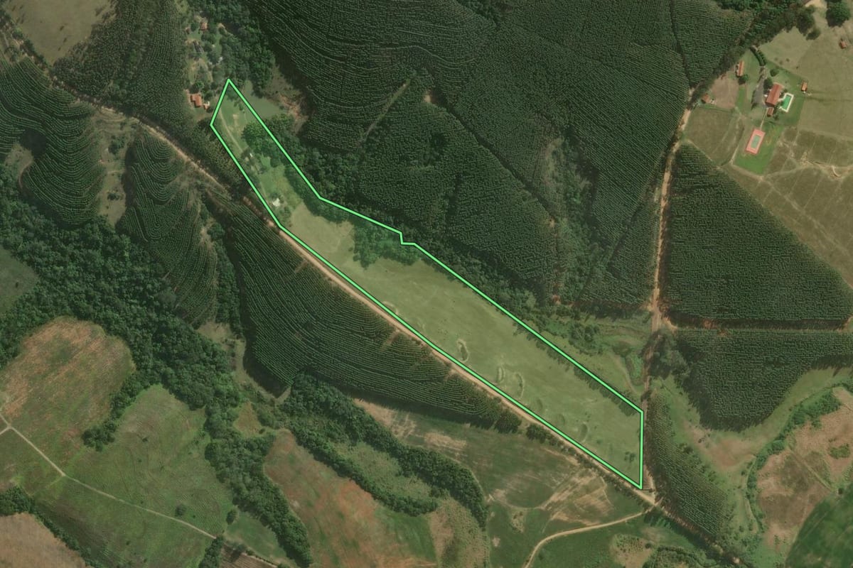 Imagem de satélite do imóvel rural em Paranapanema (SP), com o contorno declarado no CAR desenhado por cima.