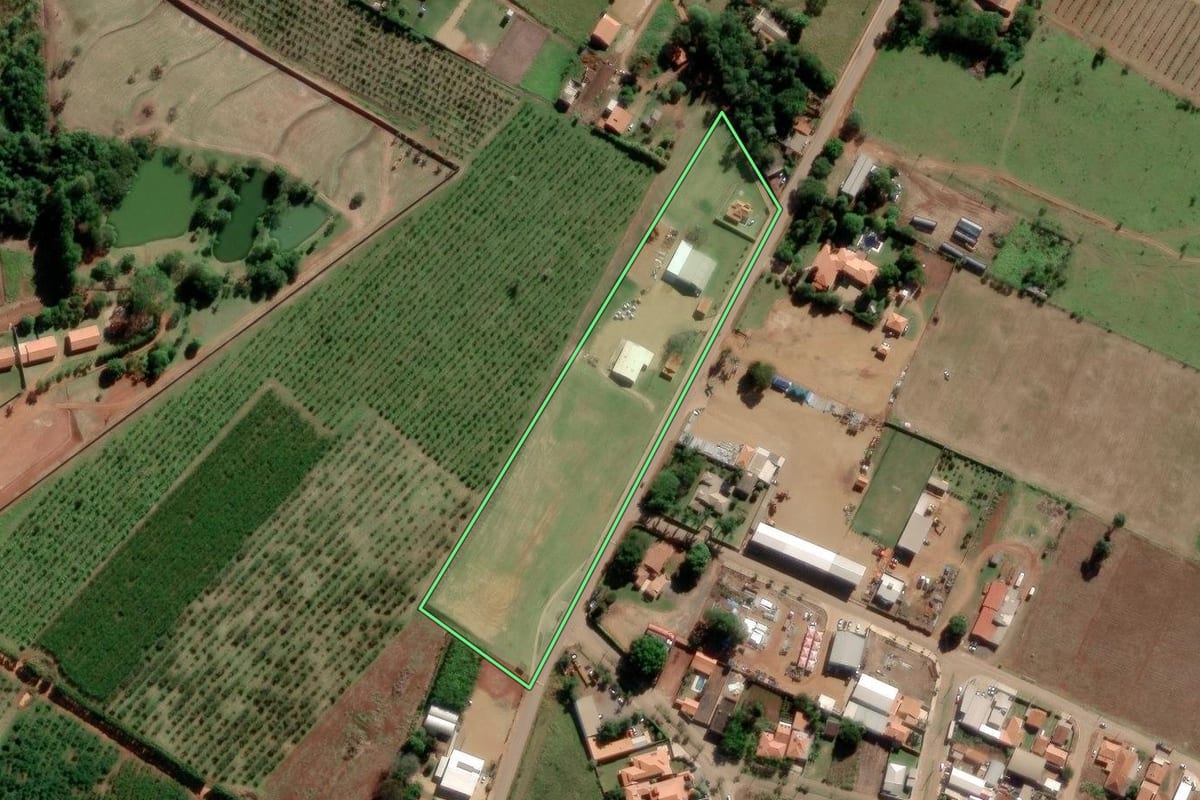 Imagem de satélite do imóvel rural em Paranapanema (SP), com o contorno declarado no CAR desenhado por cima.