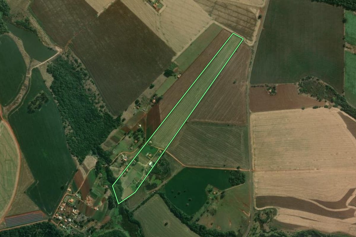Imagem de satélite do imóvel rural em Paranapanema (SP), com o contorno declarado no CAR desenhado por cima.