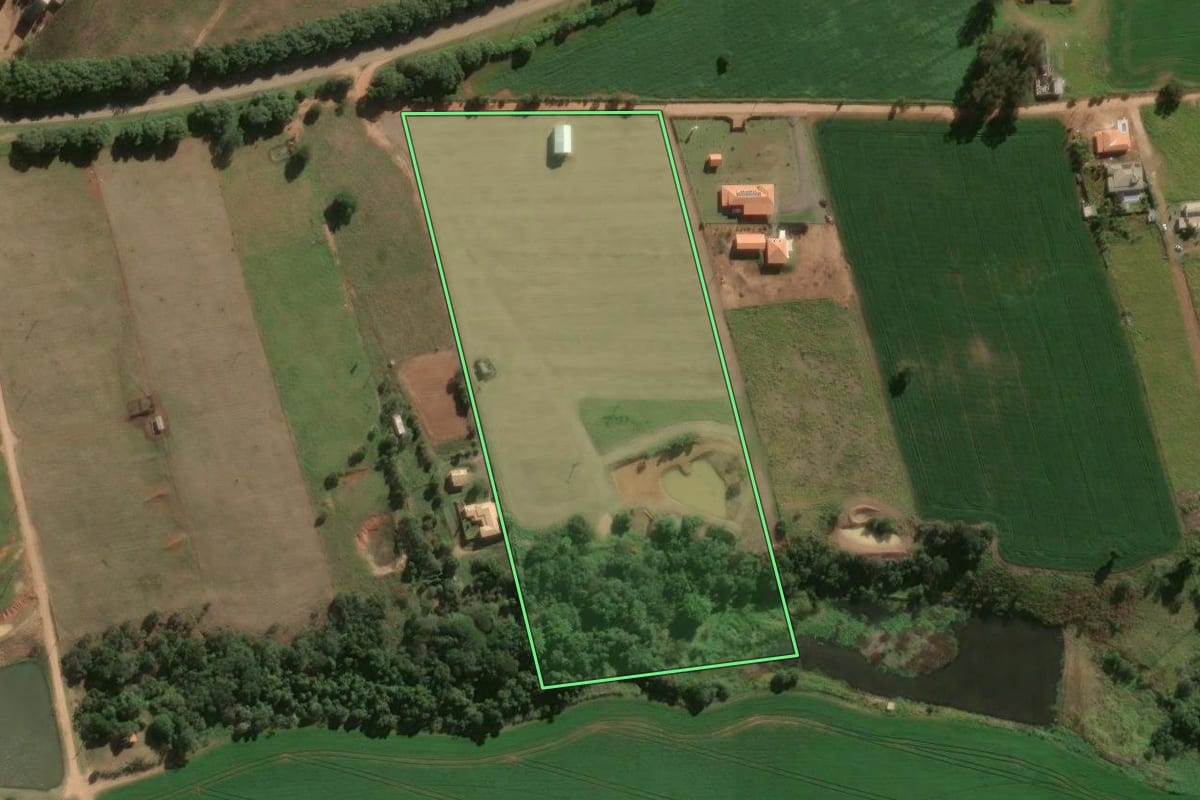 Imagem de satélite do imóvel rural em Paranapanema (SP), com o contorno declarado no CAR desenhado por cima.
