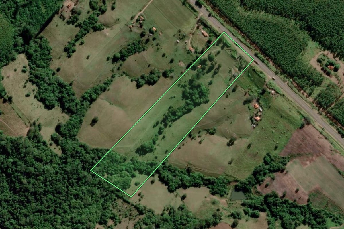 Imagem de satélite do imóvel rural em Paranapanema (SP), com o contorno declarado no CAR desenhado por cima.