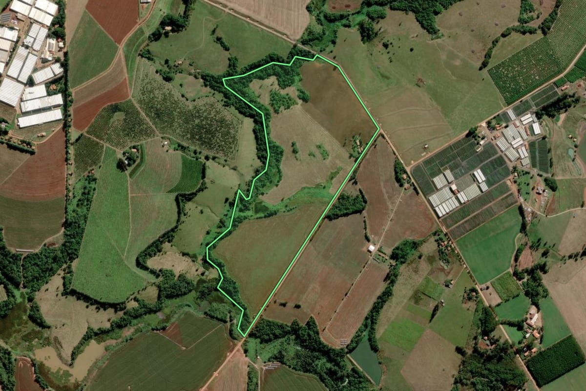 Imagem de satélite do imóvel rural em Paranapanema (SP), com o contorno declarado no CAR desenhado por cima.