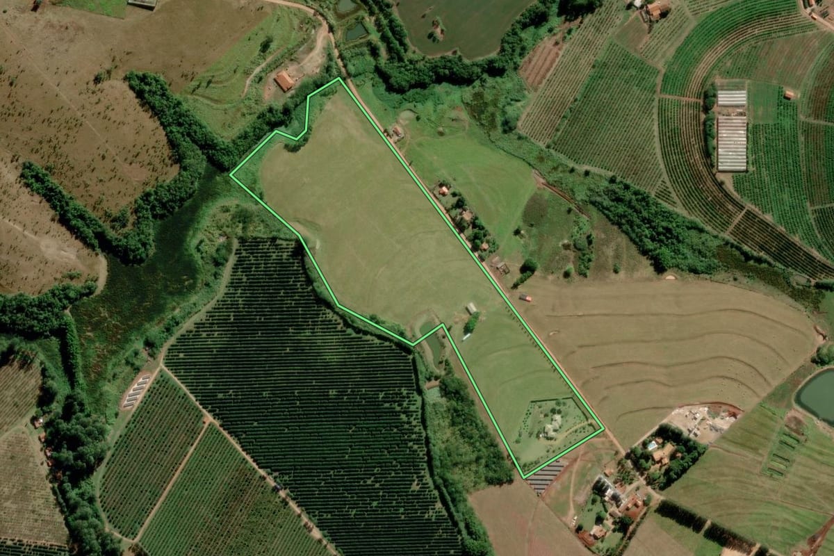 Imagem de satélite do imóvel rural em Paranapanema (SP), com o contorno declarado no CAR desenhado por cima.